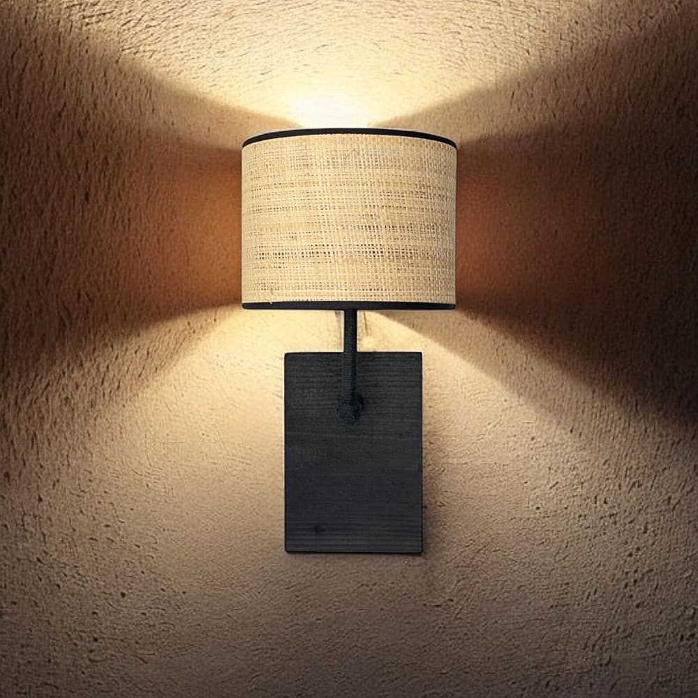 Applique en bois brûlé noire et abat-jour en rotin tressé H37