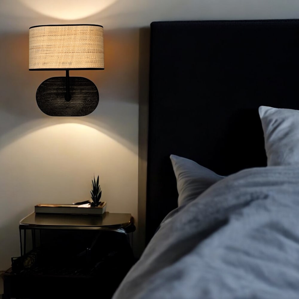 Applique en bois brûlé noir et abat-jour en rotin tressé H37