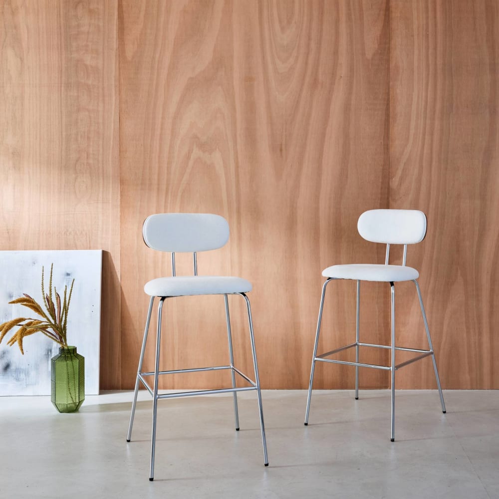 Tabouret de bar décor bois teinté noyer et tissu blanc