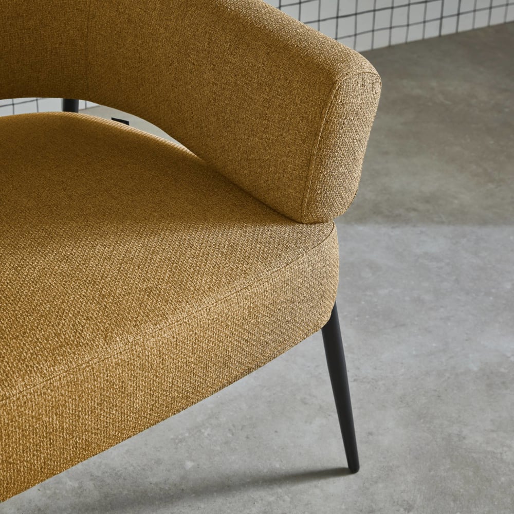 Fauteuil tissu moutarde dossier incurvé piétement métal