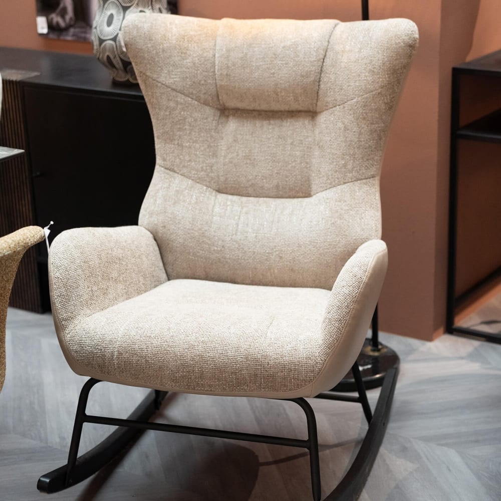 Fauteuil à bascule en polyester tressé crème et acier noir