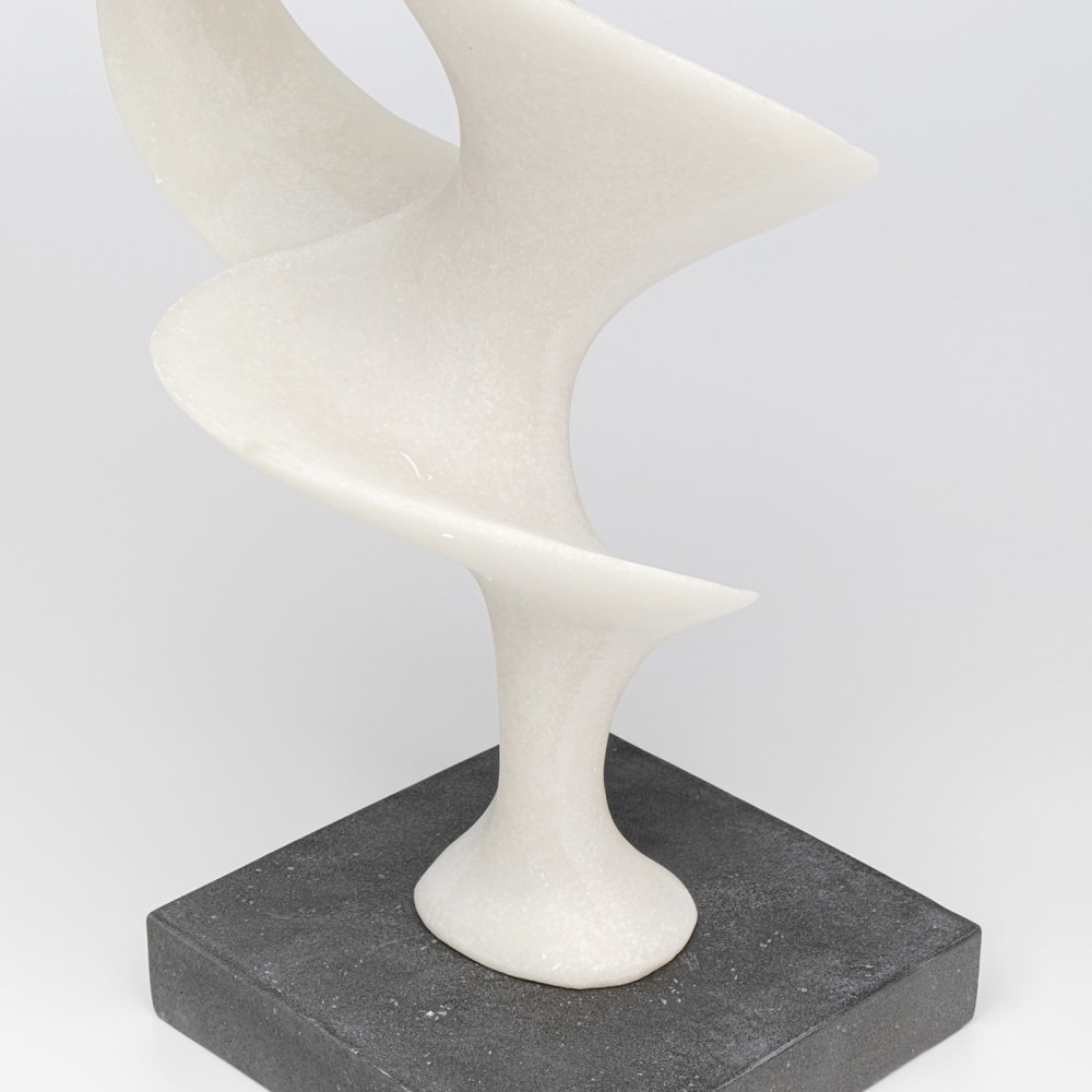 Statuette abstraite en polygrès blanc et polyrésine grise — vue 4