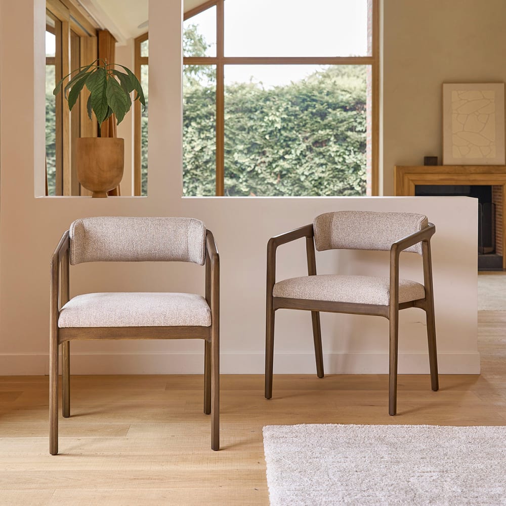 Lot 2 chaises bois massif et tissu texturé beige chiné Lot 2 chaises bois massif et tissu texturé beige chiné