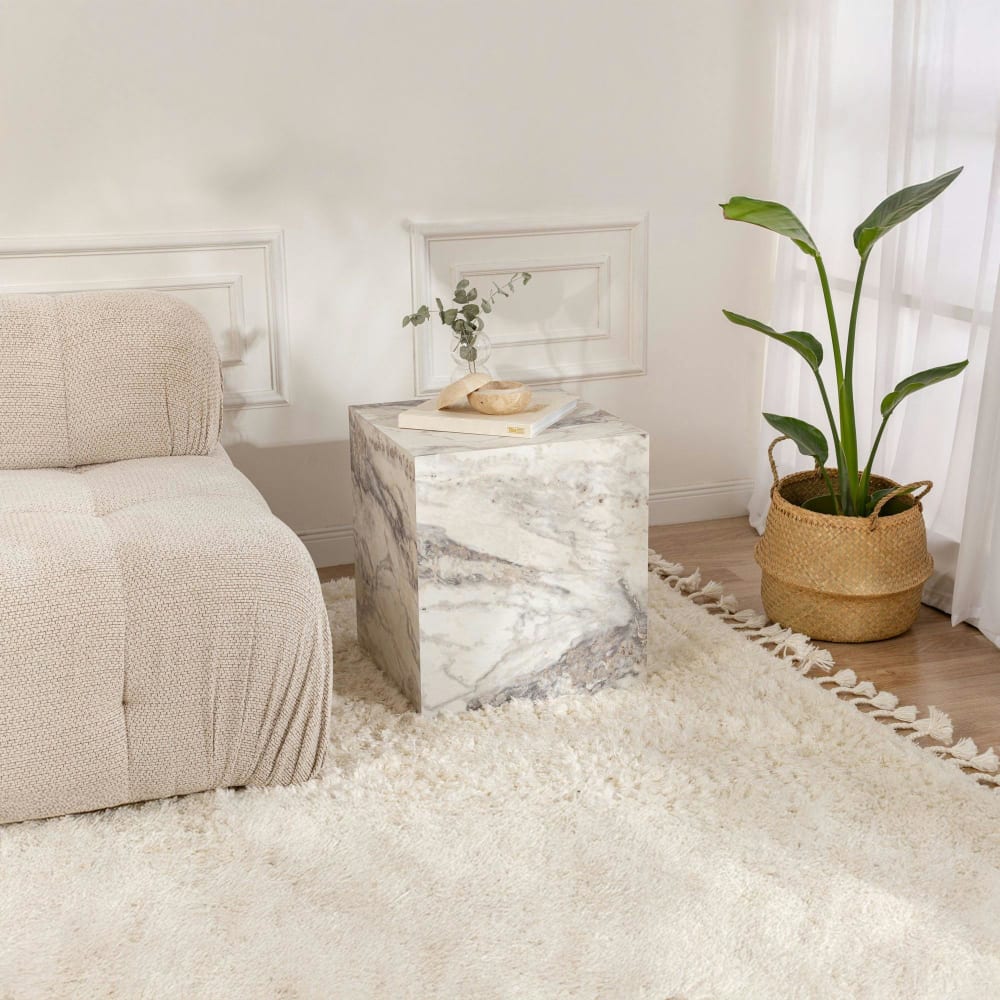 Bout de canapé cube moderne - décor marbre blanc