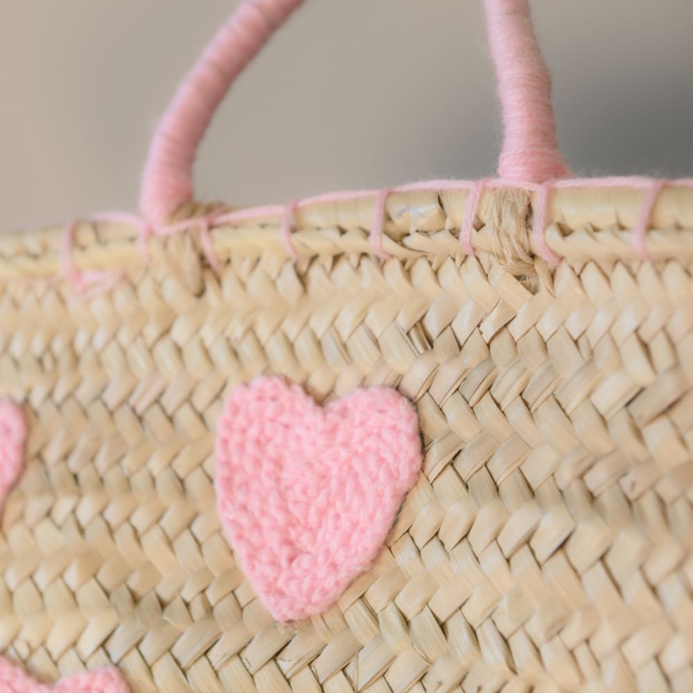 Panier cœurs brodés osier rose 50 x 25