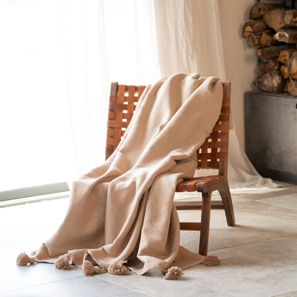Plaid ou jeté de lit laine à pompons beige 200 x 150