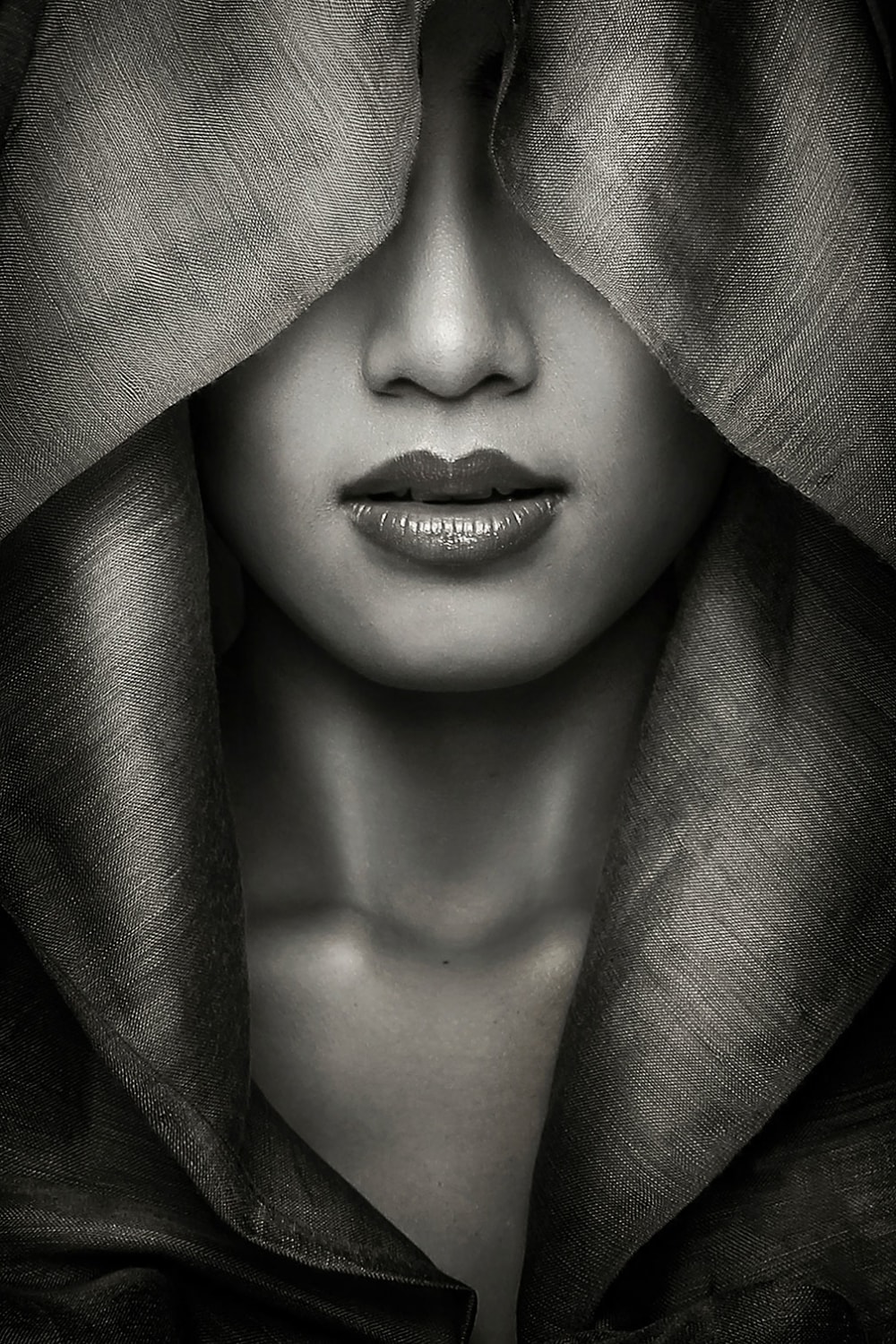 Tableau noir et blanc portrait  Capuche imprimé sur toile 60x90 cm