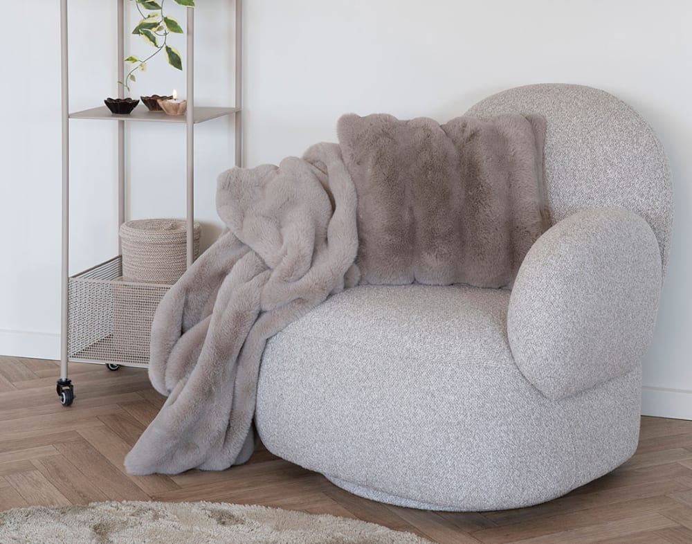 Fauteuil en tissu bouclette gris clair