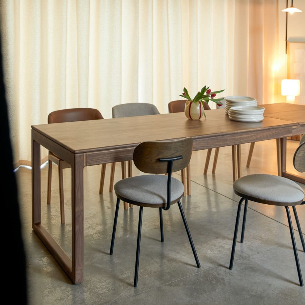 Ausziehtisch aus massivem Nussbaumholz, 6–12 Pers. - Maisons Du
