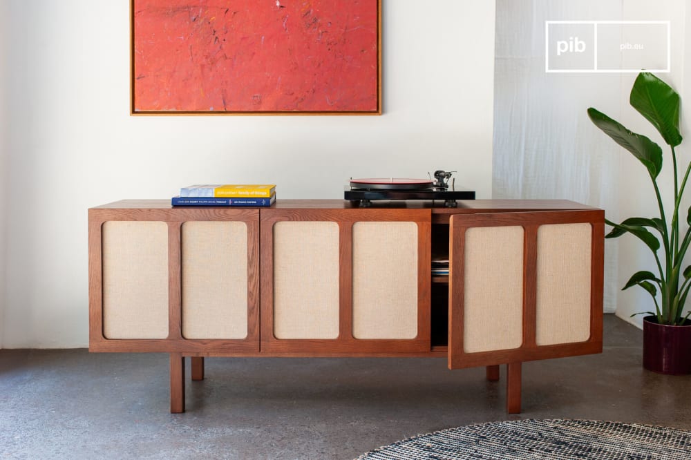 mueble de tv de madera tono nogal y lino