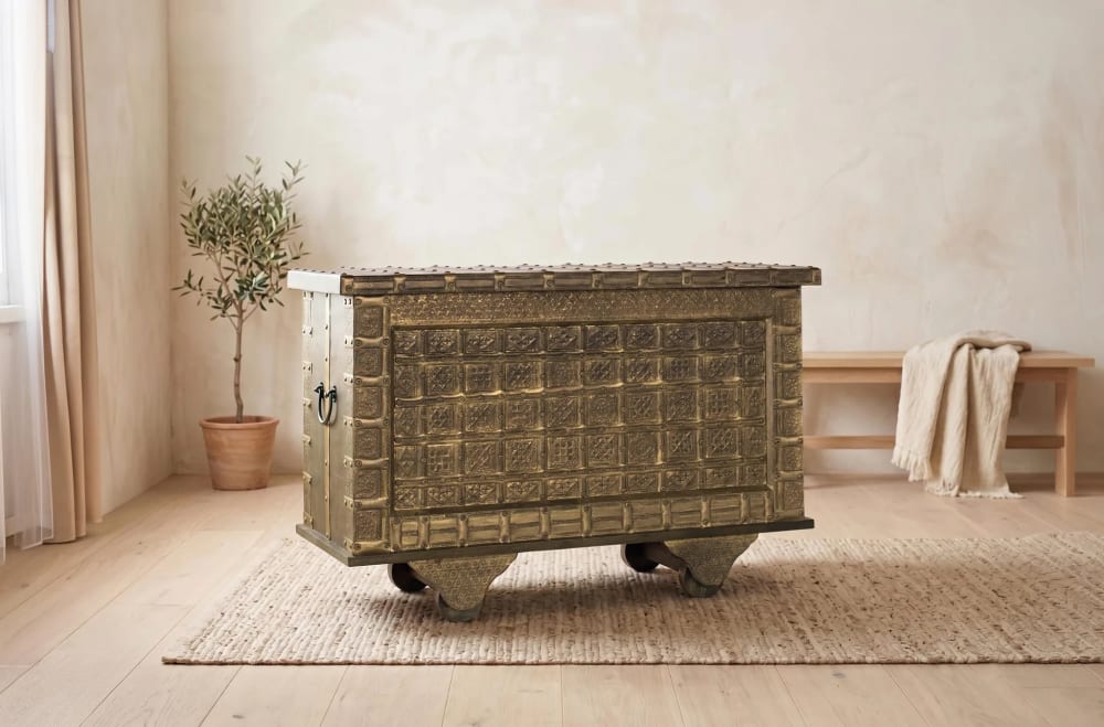 Coffre antique en bois massif et laiton repoussé
