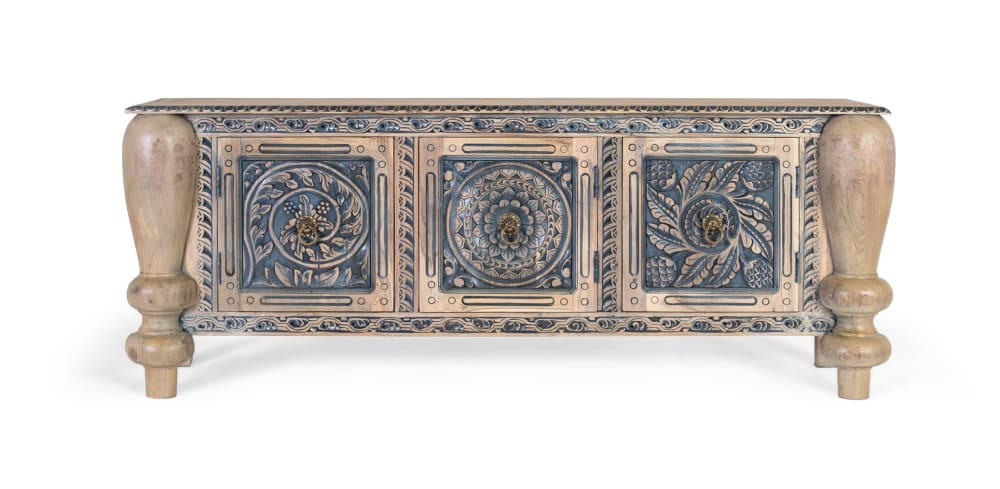 Buffet artisanal en teck massif avec sculpture et pieds robustes