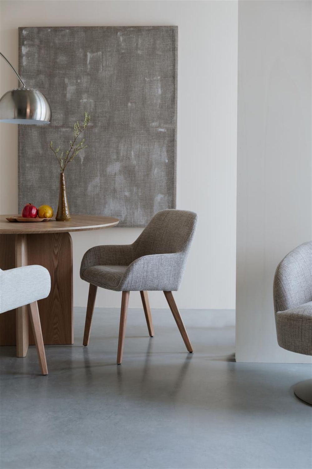 Chaise design en tissu beige