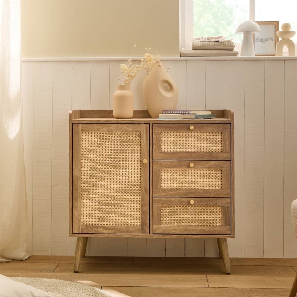 Kommode mit 1 Tür und 3 Schubladen Rattanfronten und Holzfüßen