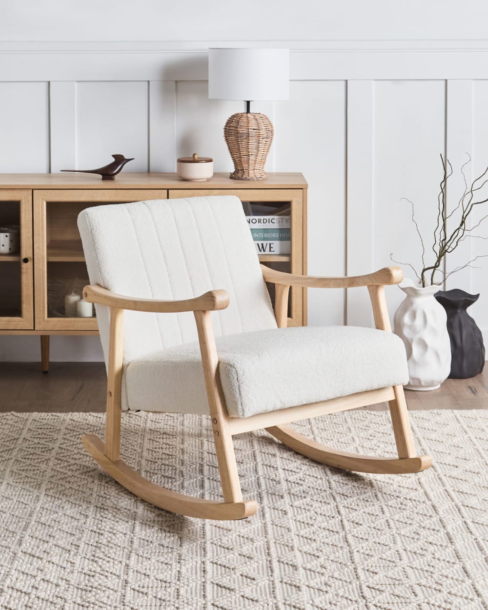 Fauteuil à bascule bouclé blanc cassé