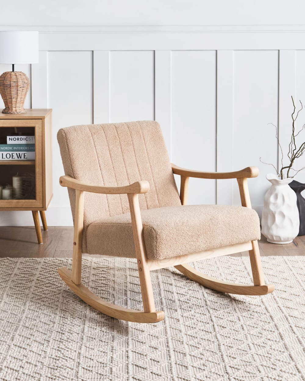 Fauteuil à bascule bouclé beige