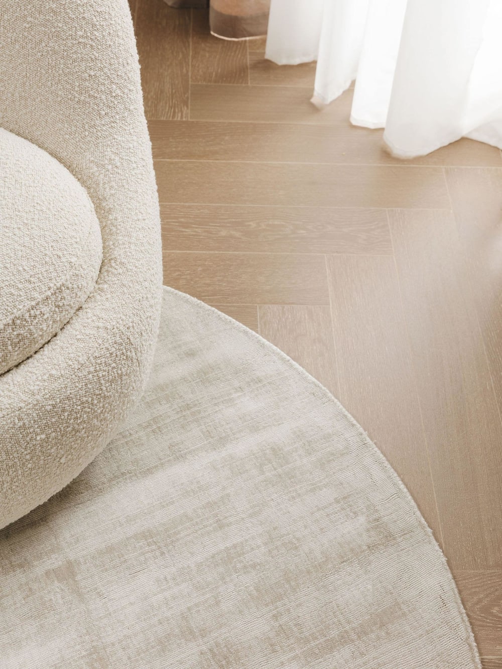 Tapis en viscose rond gris clair D 160 — vue 4