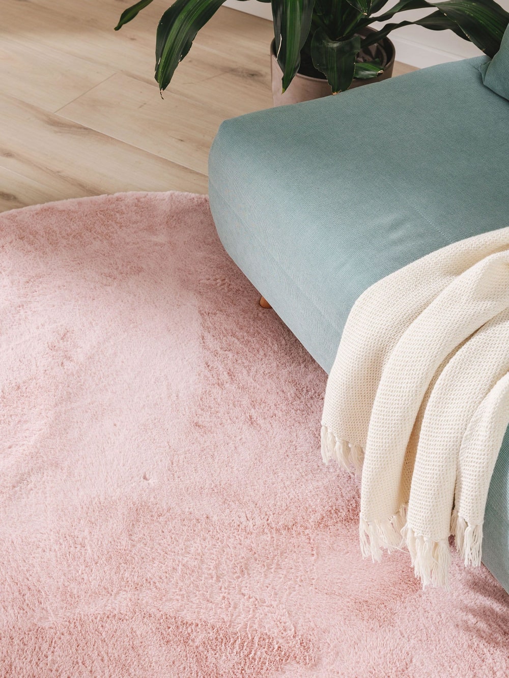 Tapis fausse fourrure rose D 120 rond — vue 4