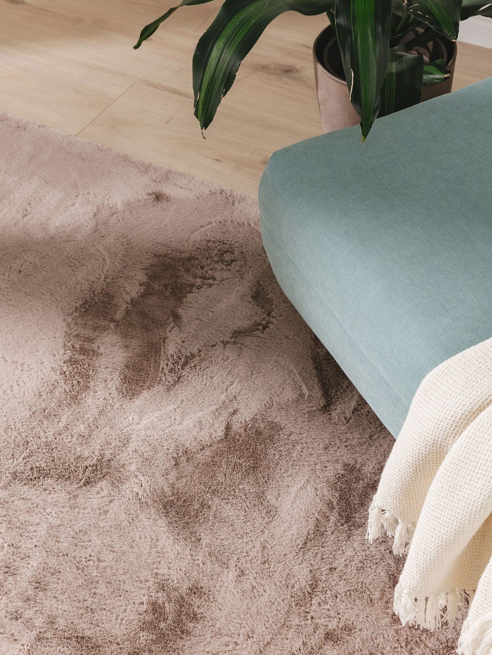Tapis fausse fourrure taupe 140x200 — vue 4