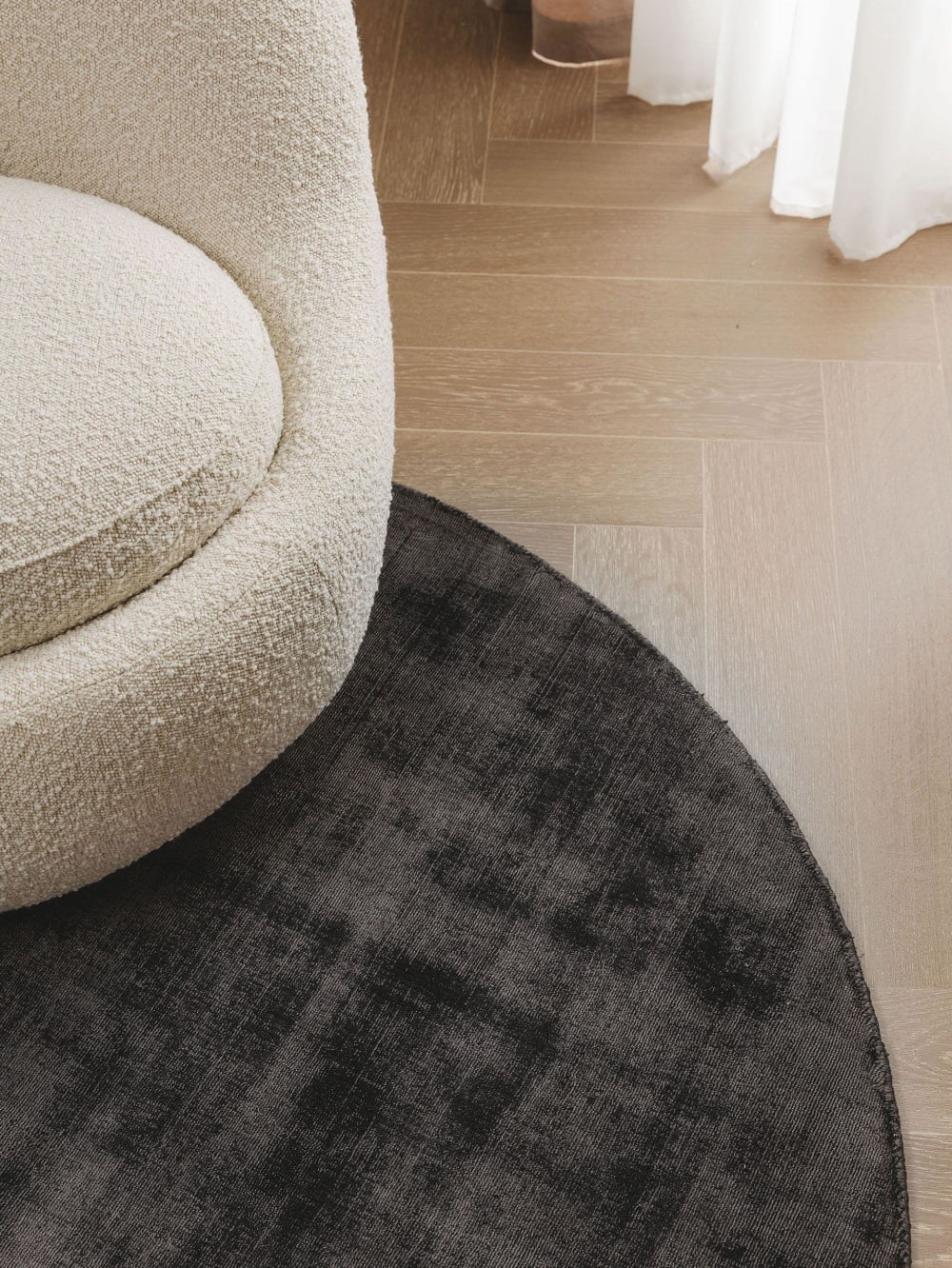 Tapis en viscose gris foncé D 120 rond — vue 4