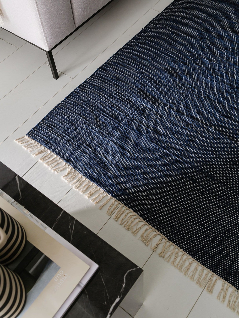 Tapis fabriqué à partir de matériaux recyclés bleu foncé 60x100 — vue 4