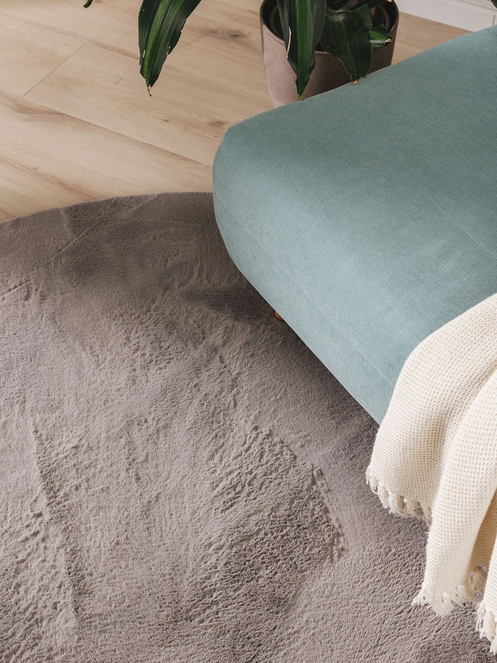 Tapis fausse fourrure gris D 160 rond — vue 4