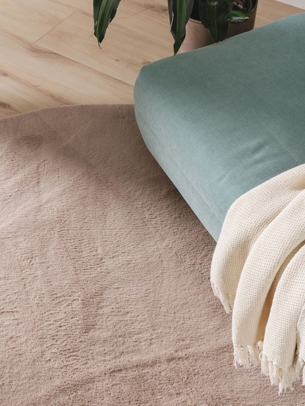 Tapis fausse fourrure taupe D 120 rond — vue 4