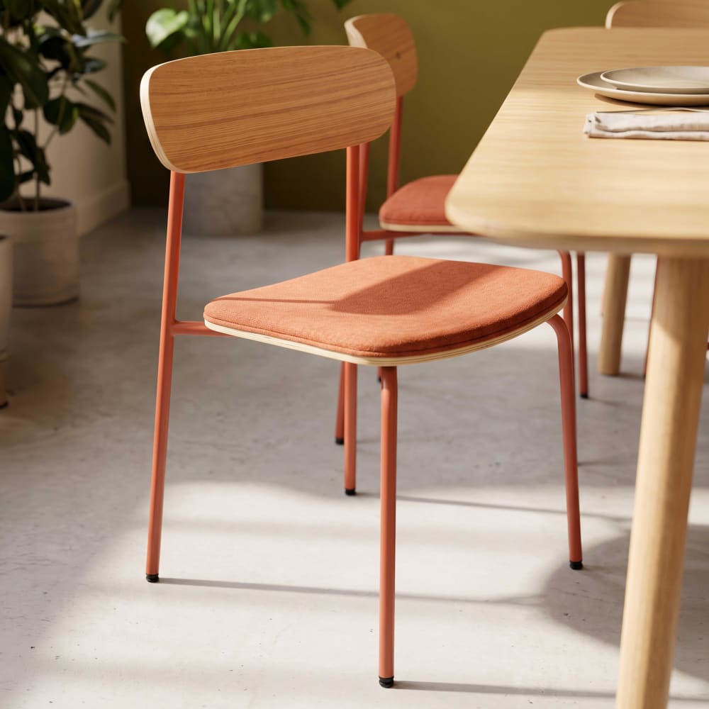 Set mit 2 stapelbaren Stühlen aus orangefarbenem Holz - Maisons