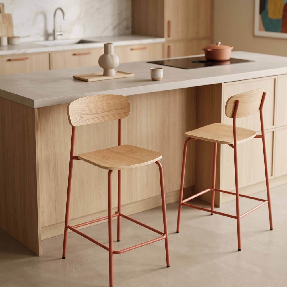 Set mit 2 Hochstühlen aus Metall und orangefarbenem Holz -