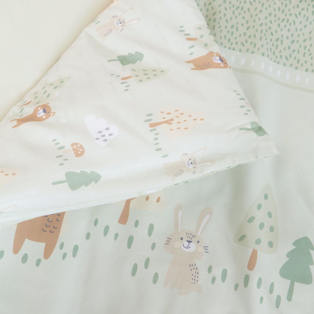 Babybettwäsche aus 100 % Baumwolle in Pastellgrün mit Waldthema -