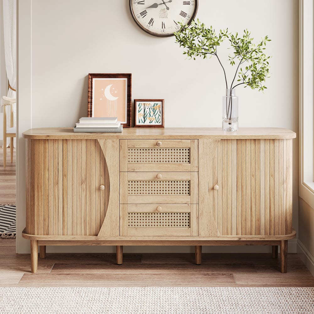 Buffet en bois clair avec portes arrondies et tiroirs en cannage