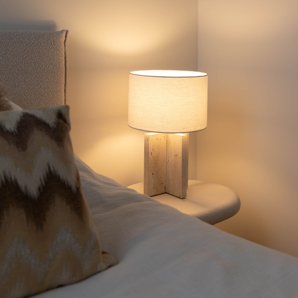 Lampe de table en travertin et abat-jour en lin blanc, ø 30 cm — vue 3