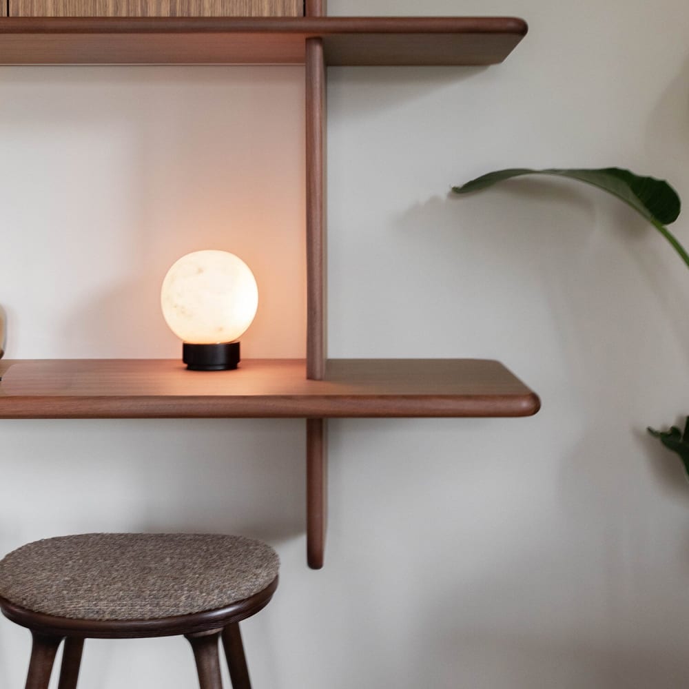 Lampe de table ronde en albâtre blanc et chêne noir, ø 20 cm — vue 3