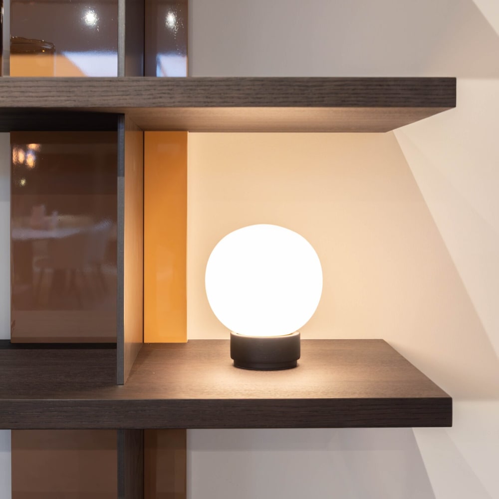 Lampe de table ronde en albâtre blanc et chêne noir, ø 20 cm — vue 4