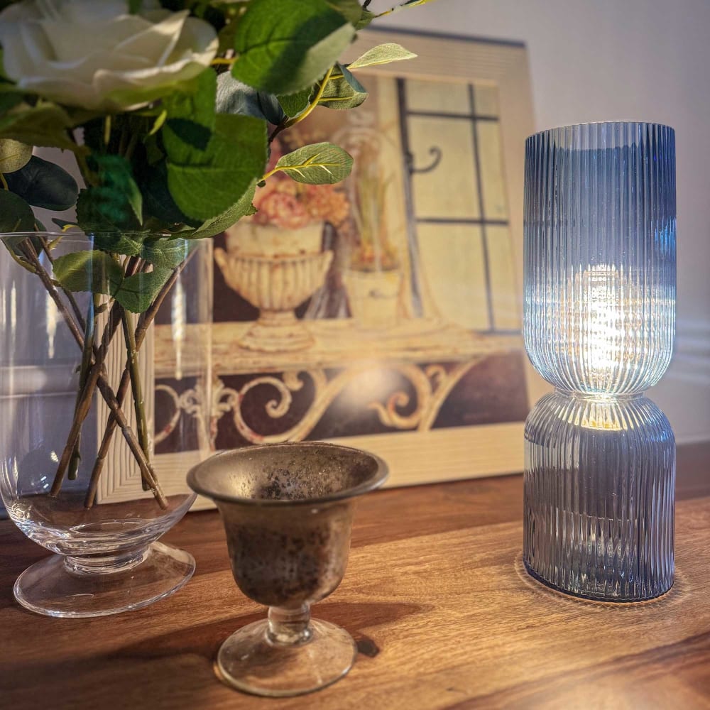 Lampe à poser en verre strié — vue 3