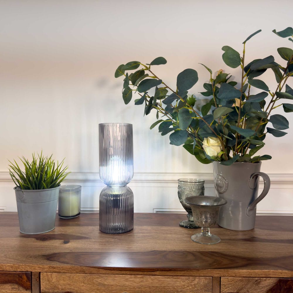 Lampe à poser en verre strié — vue 3