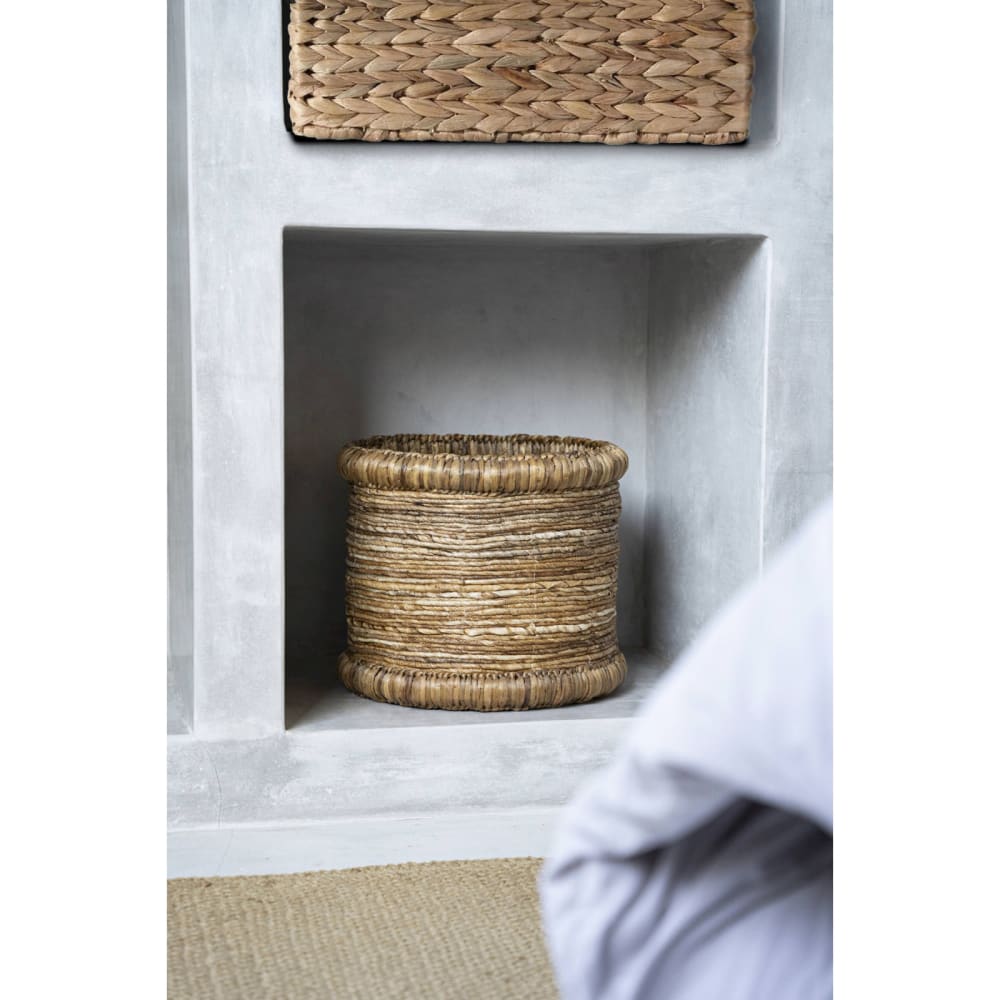 Panier en feuille de bananier tressée