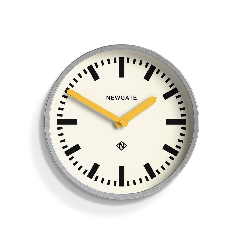 horloge murale avec finition