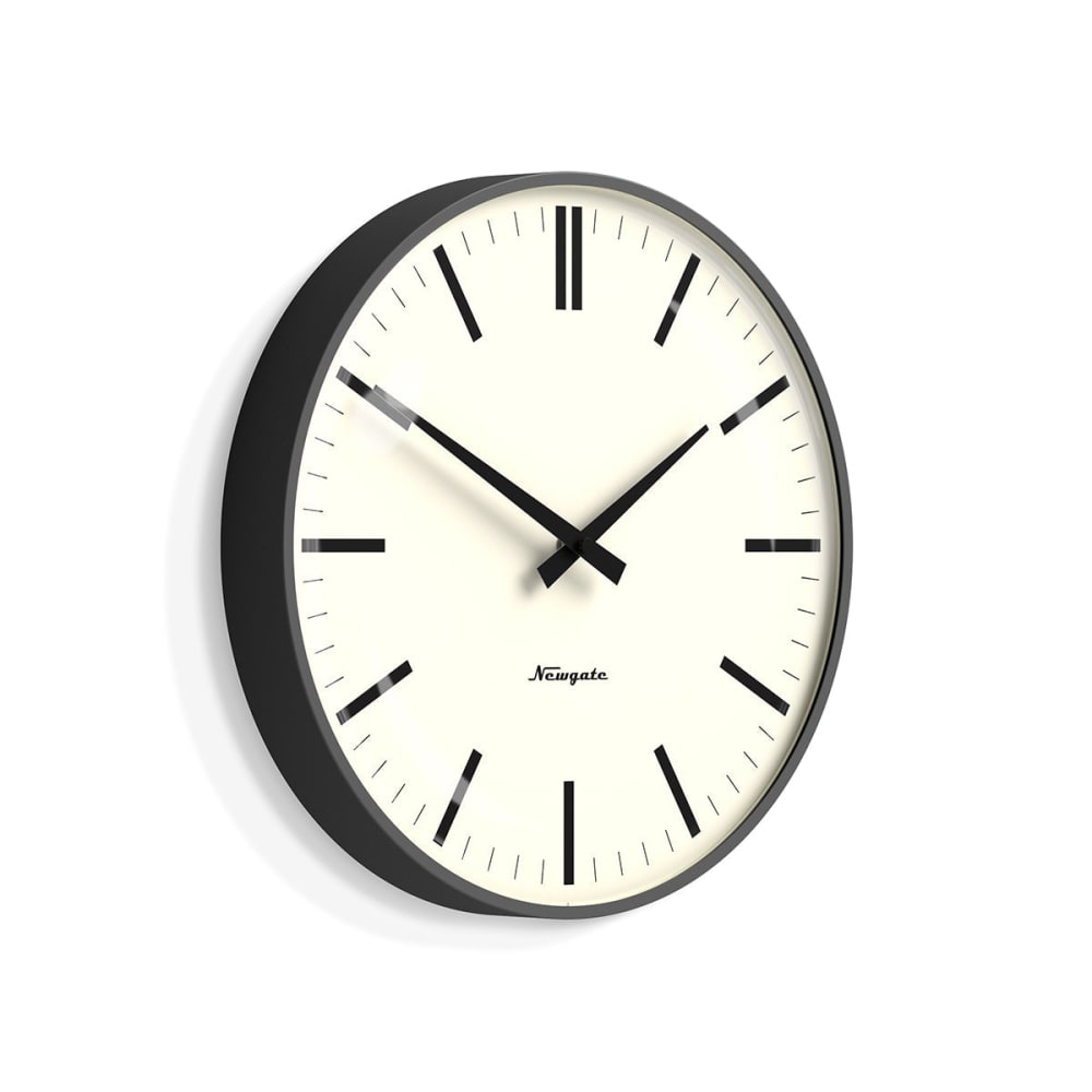 Moderne runde Wanduhr aus hellgrauem mattem Metall - Maisons Du