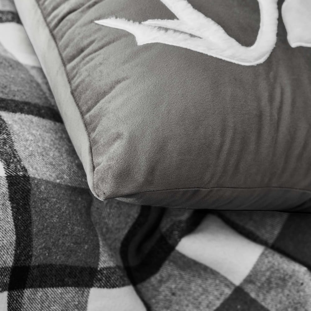 Coussin déhoussable fourrure motif cerf 45x45 cm - Maisons du Monde