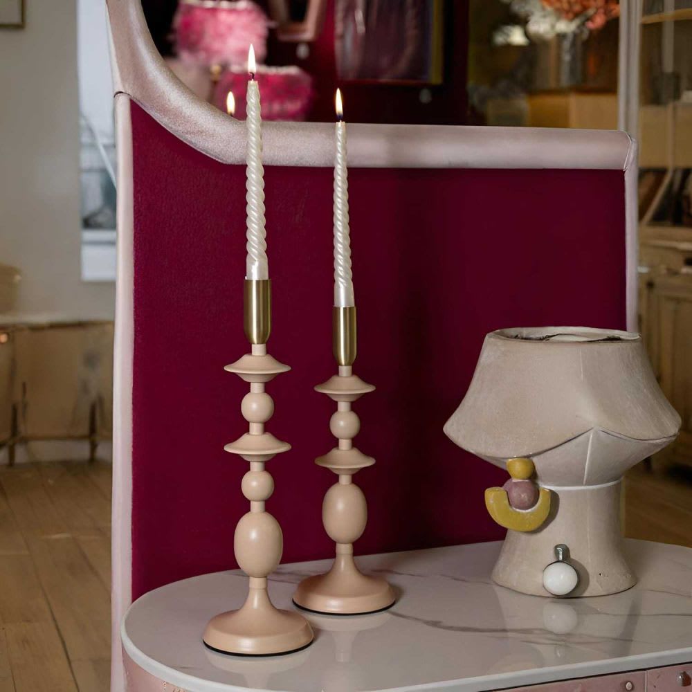 Set aus 2 rosafarbenen und goldenen Kerzenhaltern aus Metall -