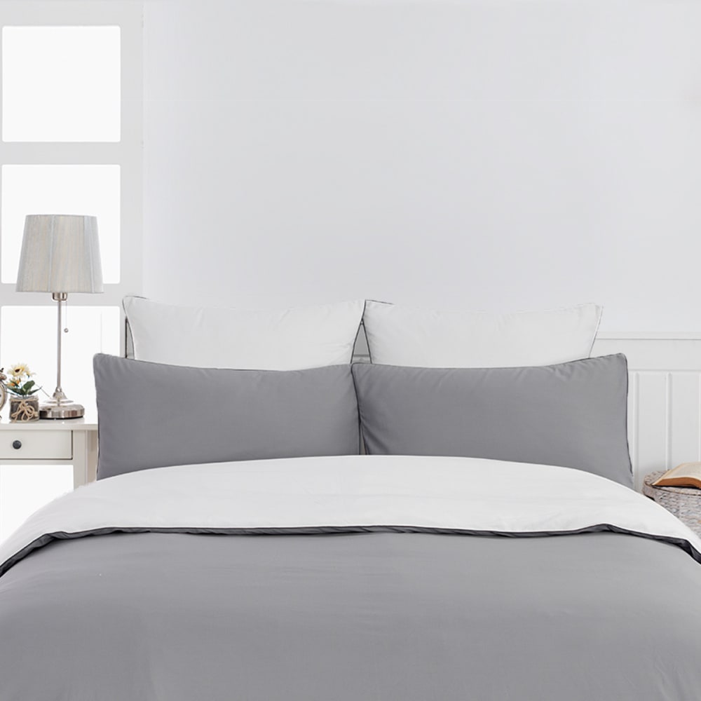 Parure de lit percale + 2 taies carrées gris perle/blanc 200x200 cm
