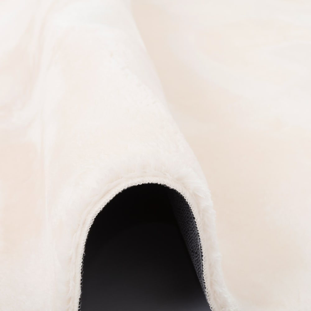 Tapis en fausse fourrure uni crème 140x200 cm — vue 4