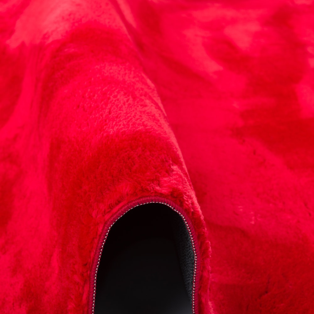 Tapis en fausse fourrure uni rouge 80x150 cm — vue 4