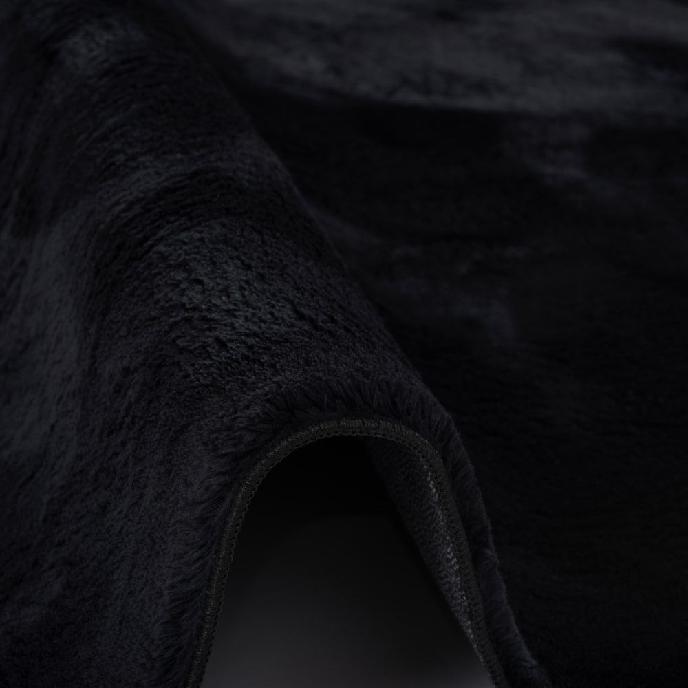 Tapis en fausse fourrure uni noir 120x170 cm — vue 4