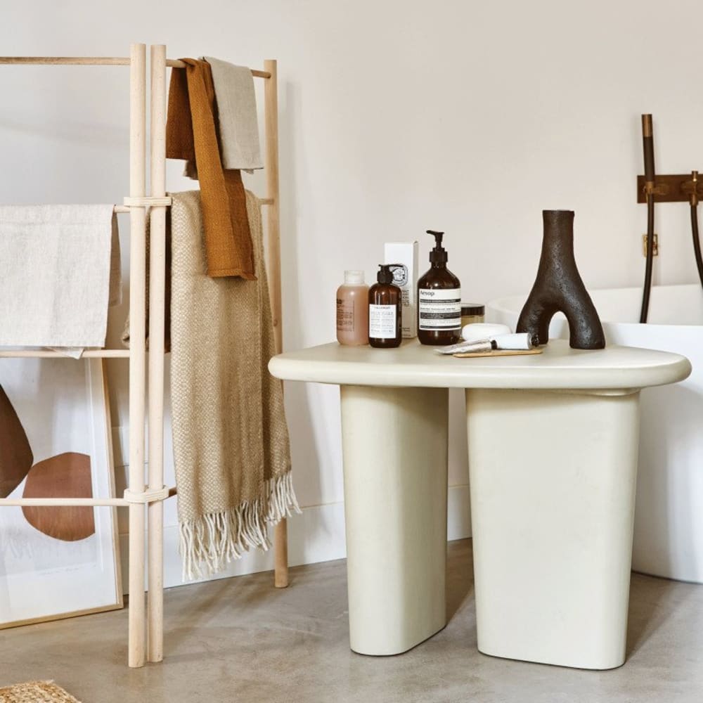 Table basse design organique couleur argile 64x51x53cm