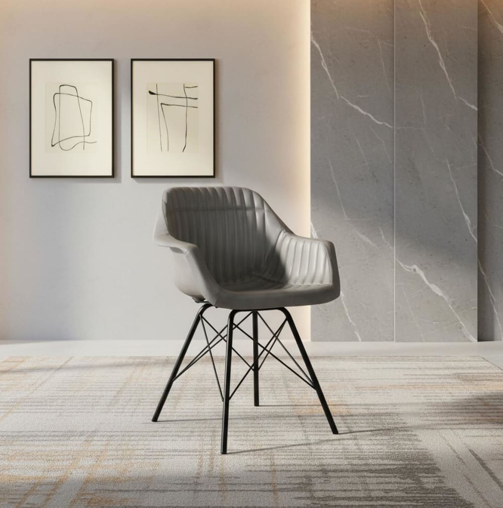 Chaise rembourrée en cuir gris avec dossier rembourré et incliné