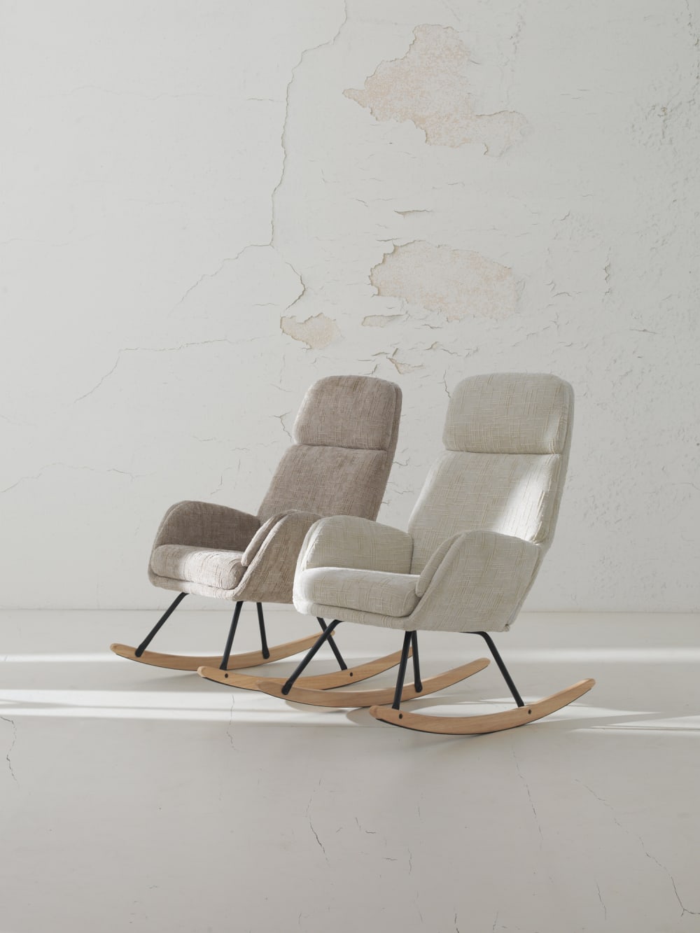 Fauteuil à bascule tapissé en chenille marron