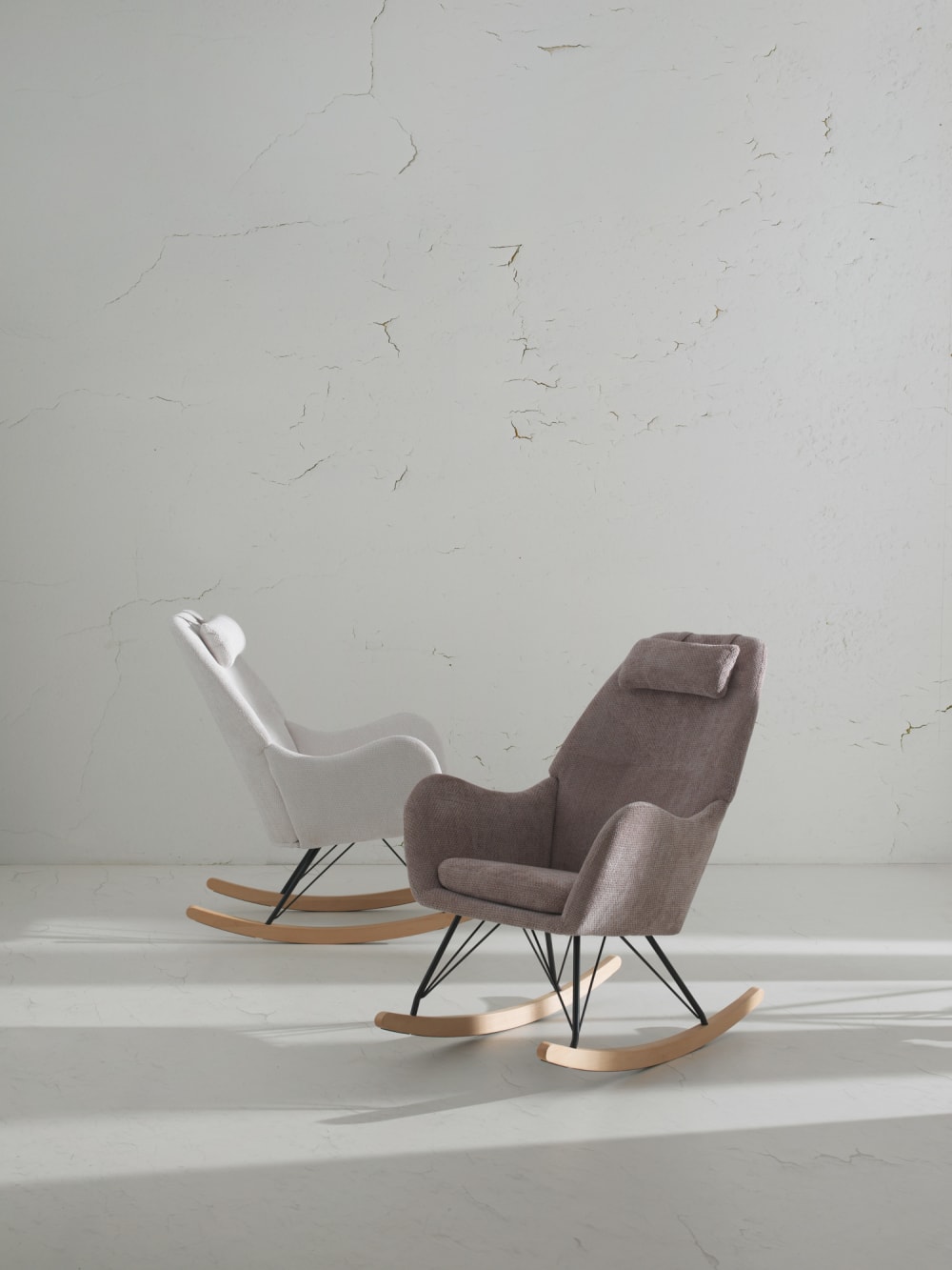Fauteuil à bascule tapissé en chenille marron