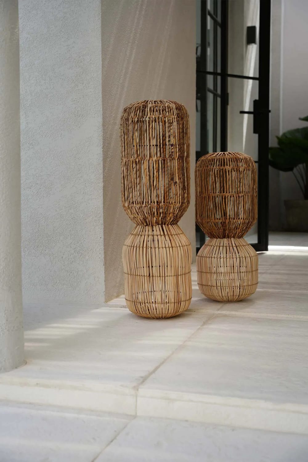 Suspension en feuille de bananier et rotin naturel 25x25x80 cm